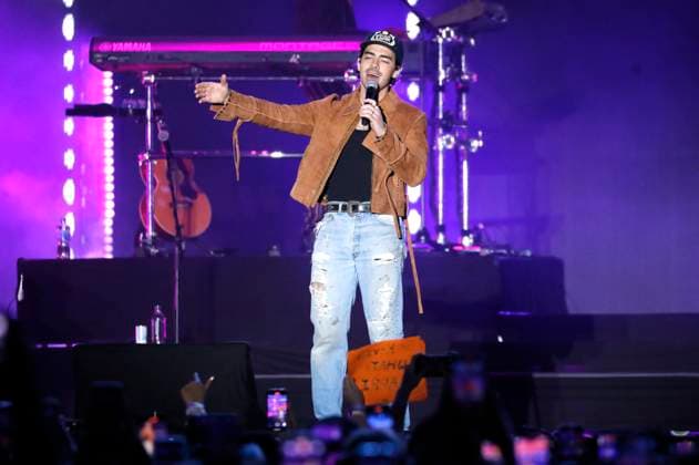 Joe Jonas of the Jonas Brothers at AT T Playoff Playlist Live before the 2023 College Football Playoff National Championship at Banc of California Stadium Los Angeles, 07 01 2023. Foto:xD.xBedrosianx xFuturexImage