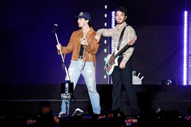 Joe Jonas and Kevin Jonas of the Jonas Brothers at AT T Playoff Playlist Live before the 2023 College Football Playoff National Championship at Banc of California Stadium Los Angeles, 07 01 2023. Foto:xD.xBedrosianx xFuturexImage