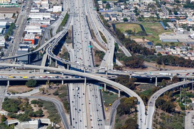 Luftbild Autobahnkreuz San Diego und Century Freeway Verkehr in Los Angeles, USA Los Angeles, USA - 4. November 2022: Luftbild Autobahnkreuz San Diego und Century Freeway Verkehr in Los Angeles, USA. *** Aerial view San Diego interchange and Century Freeway traffic in Los Angeles, USA Los Angeles, USA 4 November 2022 Aerial view San Diego interchange and Century Freeway traffic in Los Angeles, USA