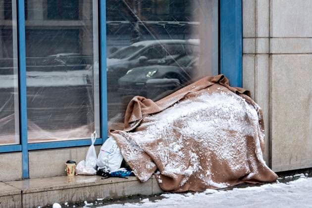  Verschlag, Schlafplatz eines Obdachlosen in Pappkarton unter Decke am Bürgersteig, Kälte, Nässe, Schnee, Spiegelung des Straßenverkehr im Schaufenster, Luxusauto, arm und reich, Sonnenstraße, München, Oberbayern, Bayern, Deutschland, Europa *** shed, Sleeping place one Homeless in Cardboard box at Ceiling on Sidewalk, Cold, wetness, Snow, Reflection of Road traffic at Store window, luxury car, Arm and rich, sun road, Munich, Upper Bavaria, Bavaria, Germany, Europe Copyright: imageBROKER/RaimundxKutter iblrai08942654.jpg