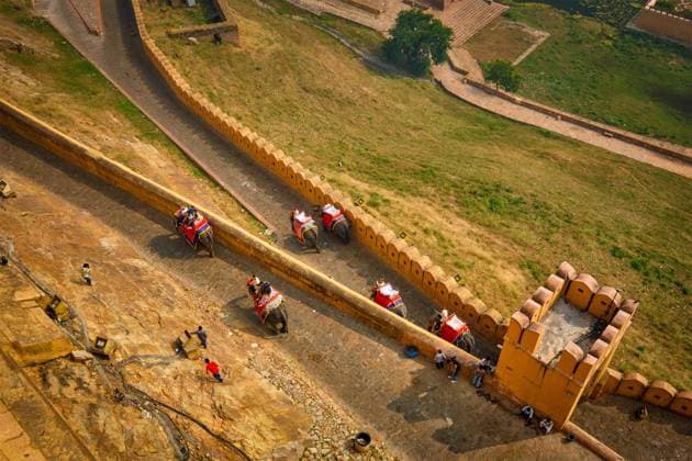 AMER, INDIEN, 18. NOVEMBER 2012: Touristen reiten auf Elefanten beim Aufstieg zum Amer (Amber) Fort, Rajasthan, Indien. Amer Fort ist ein berühmtes Touristenziel und Wahrzeichen *** AMER, INDIA, 18 November 2012 Tourists ride at Elephants at Ascent to Amer Amber fort, rajasthan, India Amer Fort is a Famous Tourist destination and Landmark Copyright: imageBROKER DmitryxRukhlenko ibxdmr08943122.jpg