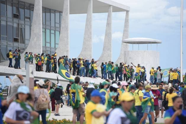 Brasilien, Anhänger des Ex-Präsidenten Jair Bolsonaro stürmen mehrere Regierungsgebäude in Brasilia BRASÍLIA, DF - 08.01.2023: TERRORISMO ANTIDEMOCRÁTICO EM BRASÍLIA - This Sunday (8) terrorist Bolsonarists generate chaos in Brasilia in an attempted coup with the invasion of the STF, National Congress and the Planalto Palace. x2316988x  TonxMolina