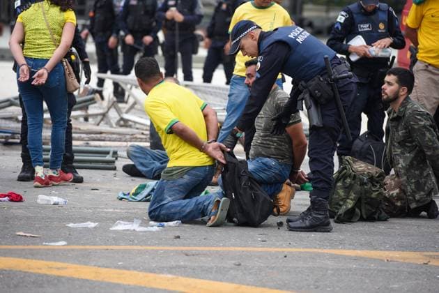 News Themen der Woche KW01 News Bilder des Tages Brasilien, Anhänger des Ex-Präsidenten Jair Bolsonaro stürmen mehrere Regierungsgebäude in Brasilia BRASÍLIA, DF - 08.01.2023: TERRORISMO ANTIDEMOCRÁTICO EM BRASÍLIA - Photo, Bolsonaristas arrested at the Planalto Palace. this Sunday (8) terrorist Bolsonarists generate chaos in Brasilia in an attempted coup with the invasion of the STF, National Congress and the Planalto Palace. x2317036x  TonxMolina