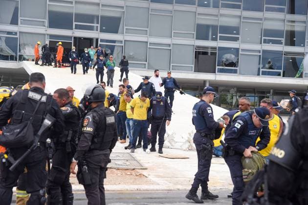 Brasilien, Anhänger des Ex-Präsidenten Jair Bolsonaro stürmen mehrere Regierungsgebäude in Brasilia BRASÍLIA, DF - 08.01.2023: TERRORISMO ANTIDEMOCRÁTICO EM BRASÍLIA - Photo, Bolsonaristas arrested at the Planalto Palace. this Sunday (8) terrorist Bolsonarists generate chaos in Brasilia in an attempted coup with the invasion of the STF, National Congress and the Planalto Palace. x2317038x  TonxMolina