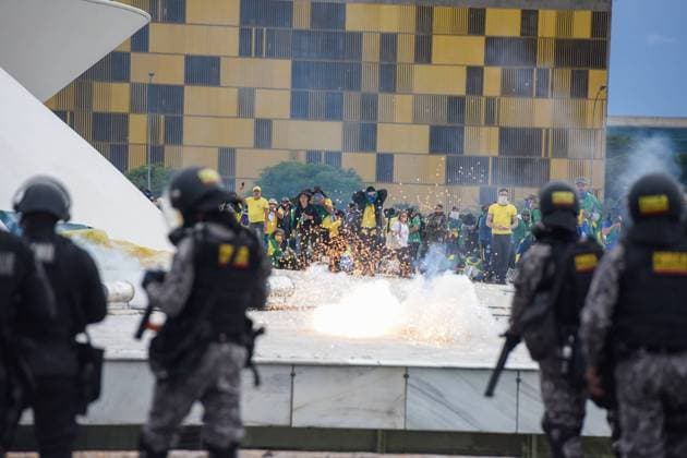 Brasilien, Anhänger des Ex-Präsidenten Jair Bolsonaro stürmen mehrere Regierungsgebäude in Brasilia BRASÍLIA, DF - 08.01.2023: TERRORISMO ANTIDEMOCRÁTICO EM BRASÍLIA - this Sunday (8) terrorist Bolsonarists generate chaos in Brasilia in an attempted coup with the invasion of the STF, National Congress and the Planalto Palace. x2317094x  TonxMolina