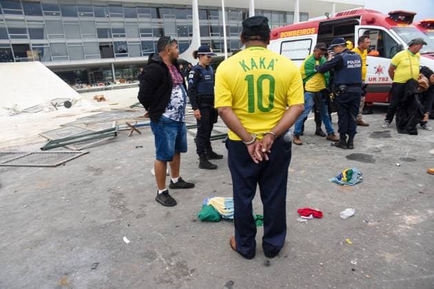 Brasilien, Anhänger des Ex-Präsidenten Jair Bolsonaro stürmen mehrere Regierungsgebäude in Brasilia BRASÍLIA, DF - 08.01.2023: TERRORISMO ANTIDEMOCRÁTICO EM BRASÍLIA - Photo, Bolsonaristas arrested at the Planalto Palace. this Sunday (8) terrorist Bolsonarists generate chaos in Brasilia in an attempted coup with the invasion of the STF, National Congress and the Planalto Palace. x2317106x  TonxMolina