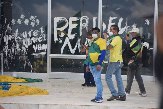 Brasilien, Anhänger des Ex-Präsidenten Jair Bolsonaro stürmen mehrere Regierungsgebäude in Brasilia BRASÍLIA, DF - 08.01.2023: TERRORISMO ANTIDEMOCRÁTICO EM BRASÍLIA - Photo, Bolsonaristas in the STF. This Sunday (8) terrorist Bolsonarists generate chaos in Brasilia in an attempted coup with the invasion of the STF, National Congress and the Planalto Palace. x2317110x  TonxMolina