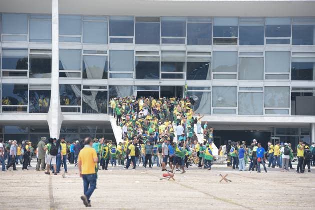 Brasilien, Anhänger des Ex-Präsidenten Jair Bolsonaro stürmen mehrere Regierungsgebäude in Brasilia BRASÍLIA, DF - 08.01.2023: TERRORISMO ANTIDEMOCRÁTICO EM BRASÍLIA - Photo, Bolsonaristas at the Planalto Palace. This Sunday (8) terrorist Bolsonarists generate chaos in Brasilia in an attempted coup with the invasion of the STF, National Congress and the Planalto Palace. x2317297x  TonxMolina