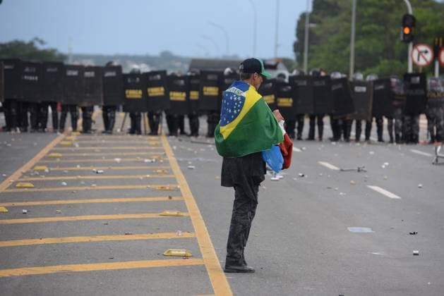 News Themen der Woche KW01 News Bilder des Tages Brasilien, Anhänger des Ex-Präsidenten Jair Bolsonaro stürmen mehrere Regierungsgebäude in Brasilia BRASÍLIA, DF - 08.01.2023: TERRORISMO ANTIDEMOCRÁTICO EM BRASÍLIA - Photo, National Force entering the palace on the plateau. This Sunday (8) terrorist Bolsonarists generate chaos in Brasilia in an attempted coup with the invasion of the STF, National Congress and the Planalto Palace. x2317302x  TonxMolina