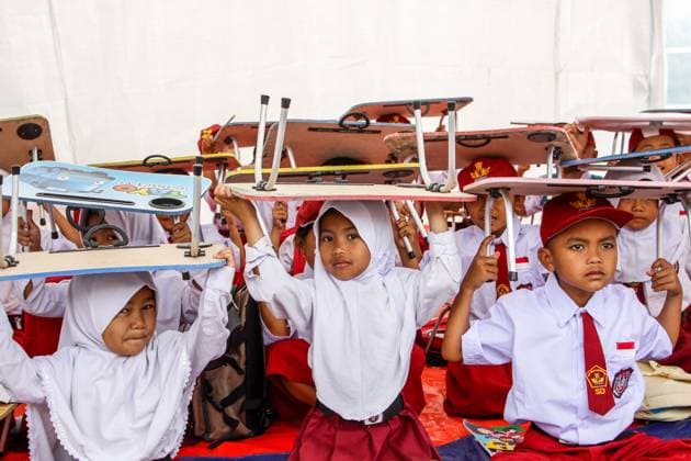 News Themen der Woche KW02 News Bilder des Tages January 9, 2023, Cianjur, West Java, Indonesia: Students attend in makeshift tent classroom during first day of school in Cianjur. A total of 262 students at SDN Citamiang Cianjur studied in makeshift tents due to their schools was damaged by the M 5.6 earthquake. Cianjur Indonesia - ZUMAs281 20230109_zip_s281_020 Copyright: xAlgixFebrixSugitax