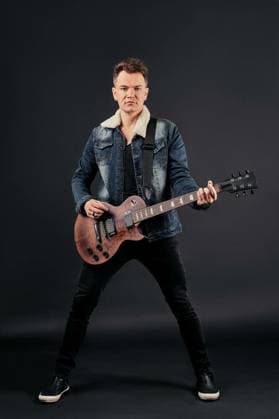  Full length portrait of artist playing guitar, Full length portrait of artist playing guitar., Full length portrait of artist playing guitar. model released, Symbolfoto , 20.11.2022, Copyright: xBoomeartx Panthermedia32975222.jpg