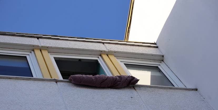 08.01.2023, Deutschland, NRW, Haushalt, Wohnung, Bettwäsche hängt zum Lüften über der Fensterbank, geöffnetes Fenster, Bett, Bettdecke, Mehrfamilienhaus NRW Deutschland *** 08 01 2023, Germany, NRW, household, apartment, bed linen hangs over windowsill for airing, open window, bed, bedspread, apartment building NRW Germany Copyright: xSnowfieldxPhotographyx SF080123FensterD1