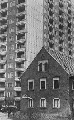 Dresden, historisch, Plätze, Straßen, Stadtteile, Wohngebiete: Prohlis, Neubaugebiet, Neubauten, Hochhaus, Kontrast dazu im Vordergrund ein altes Haus mit spitzem Ziegeldach mit Schild SERO Getränke-Markt, 24.10.1991. *** Dresden, historical, places, roads, districts, Residential areas prohlis, development area, new buildings, Skyscraper, Contrast to this at Foreground a Old House with pointed Tiled roof with Shield Sero Beverages Market , 24 10 1991 ! ACHTUNG Aufnahmedatum laut Beschriftung Copyright: xSZ MarionxGröningx 0000010103161792