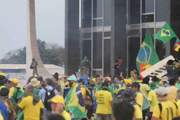 Brasilien, Anhänger des Ex-Präsidenten Jair Bolsonaro stürmen mehrere Regierungsgebäude in Brasilia BRASÍLIA, DF - 08.01.2023: TERRORISMO ANTIDEMOCRÁTICO EM BRASÍLIA - This Sunday (8) Bolsonarista terrorists generate chaos in Brasilia in a coup attempt with the invasion of the STF, National Congress and Palacio do Planalto. x2317541x  EduardoxFxSxLima