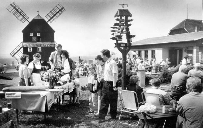 Sachsen, historisch, Heimat, Natur, Landschaft, Denkmäler, Mühlen: Kottmarsdorf, Oberlausitzer Mühlenfest, Tradition, Gäste vor der Windmühle an Tischen, Wegweiser, 24.06.1991. Veröffentlichung in Sächsische Zeitung am 26.04.1991: Alte Tradition: Oberlausitzer Mühlenfest in Kottmarsdorf. Zünftig gefeiert wurde am Wochenende in Kottmarsdorf bei Löbau ein Oberlausitzer Mühlenfest. Die recht stattliche Bockwindmühle, bei der man sich traf, ist bereits 148 Jahre alt und die letzte noch erhaltene von einst fünf Schwestern . Klaus Thiere ! ACHTUNG Aufnahmedatum laut Beschriftung *** Saxony, historical, Hometown, Nature, Landscape, monuments, Mills Kottmarsdorf, Oberlausitzer mill festival, Tradition, Guests before the Windmill to Copyright: xSZ KlausxThierex 0000010121925221