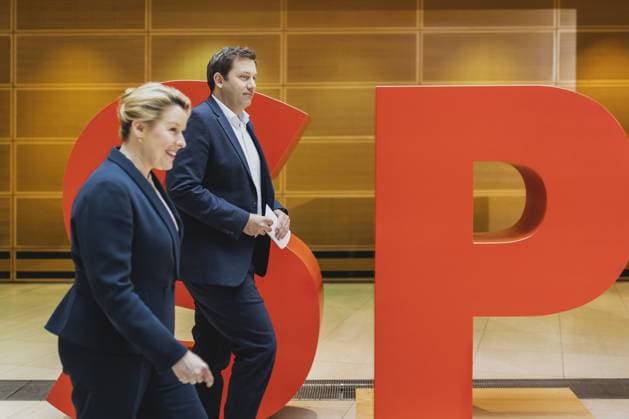 News Themen der Woche KW02 News Bilder des Tages (R-L) Lars Klingbeil, SPD-Parteivorsitzender, und Franziska Giffey, SPD, Regierende Buergermeisterin von Berlin, aufgenommen im Rahmen der Pressekonferenz nach der Jahresauftaktklausur des SPD-Praesidiums und des SPD-Parteivorstandes in Berlin, 09.01.2023. Berlin Deutschland *** R L Lars Klingbeil, SPD Party Chairman, and Franziska Giffey, SPD, Governing Mayor of Berlin, recorded during the press conference after the annual kick-off meeting of the SPD Presidium and the SPD Party Executive Committee in Berlin, 09 01 2023 Berlin Germany Copyright: xFlorianxGaertner photothek.dex