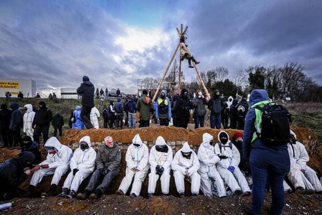 News Themen der Woche KW02 Erkelenz - Lützerath vor der Räuming <p>Die Räumung und Protestbewegung des Dorfes Lützerath (NRW) am Montag 09 . Januar 2023 in Lützerath. In den nächsten Tagen ist die Räumung des Dorfes endgültig geplant. Deutschland Lützerath Lützerath Copyright: AndrÃ xHirtz NUR FÜR REDAKTIONELLE ZWECKE *** Erkelenz Lützerath before eviction p The eviction and protest movement of the village Lützerath NRW on Monday 09 January 2023 in Lützerath In the next few days, the eviction of the village is finally planned Germany Lützerath Lützerath Copyright AndrÃ xHirtz FOR EDITORIAL PURPOSES ONLY Copyright: AndrÃ xHirtz doc7oezc7fv3wx173epw80i ,EDITORIAL USE ONLY