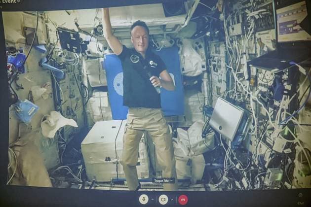 Matthias Maurer aus dem All ins Planetarium <p>Der Astronaut Matthias Maurer wird von der ISS live in das Planetarium in Bochum übertragen. Schüler und Schülerinne stellen ihm Fragen die er dann beantwortet, am 24. November 2021. FUNKE Foto Services Klaus Pollkläsener< p> Wissenschaft, Technik Deutschland NRW Bochum Copyright: KlausxPollkläsener NUR FÜR REDAKTIONELLE ZWECKE *** Matthias Maurer from the All ins Planetarium P the Astronaut Matthias Maurer will from the ISS Live in the Planetarium in Bochum transmitted Students and Schülerinne place him Questions the he then answered, on 24 November 2021 Funke Photo Services Klaus Pollkläsener P Science, Technology Germany NRW Bochum Copyright KlausxPollkläsener only for Editorial P Copyright: KlausxPollkläsener doc7ijvrkpn40w15u0c07jw EDITORIAL USE ONLY