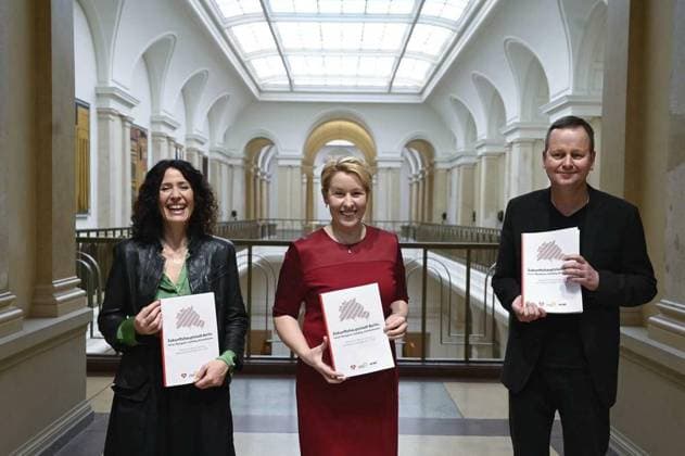 Koalitionsvertrag Berliner Regierung <p>Franziska Giffey, Bettina Jarasch und Klaus Lederer am 29. November 2021 im Berliner Abgeordnetenhaus bei der Vorstellung des Koalitionsvertrags. Deutschland Berlin Copyright: RetoxKlar NUR FÜR REDAKTIONELLE ZWECKE *** Coalition agreement Berlin Government P Franziska giffy, Bettina Jarasch and Klaus Lederer on 29 November 2021 at Berlin House of Representatives at the presentation of Coalition agreement Germany Berlin Copyright RetoxClear only for Editorial Purpose Copyright: RetoxKlar doc7imf9sz55wnu62kg5wa EDITORIAL USE ONLY