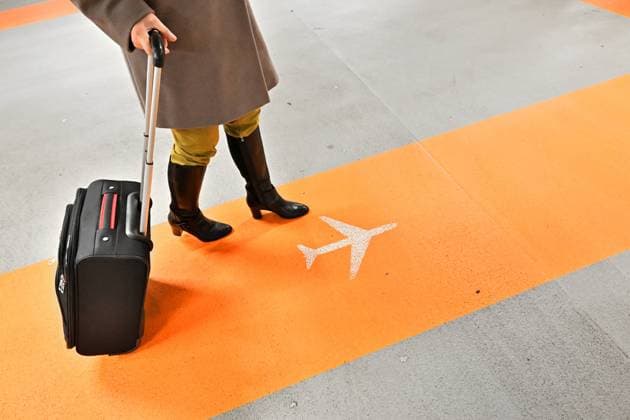 Ab zum Flieger. Die Frau geht mit dem Koffer zum Check-in am Flughafen München. München Bayern Deutschland *** Off to the plane The woman goes with the suitcase to the check in at the airport Munich Bavaria Germany Copyright: xRolfxPossx