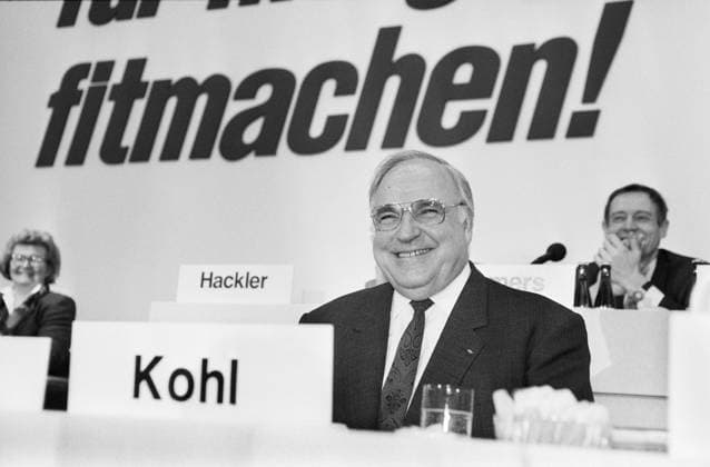 Deutschland, Bonn, 14.03.1992 Archiv.: 32-49-13 NRW-CDU-Landesparteitag Foto: Bundeskanzler Helmut Kohl NRW-CDU-Landesparteitag *** Germany, Bonn, 14 03 1992 archive 32 49 13 NRW CDU state party conference photo Federal Chancellor Helmut Kohl NRW CDU state party conference