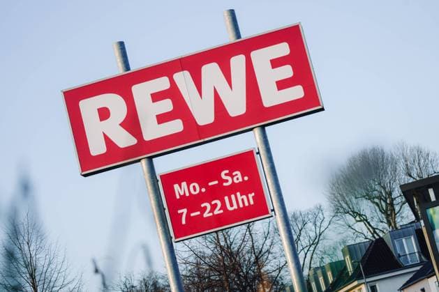 Symbolbild Logo der Supermarktkette Rewe Symbolfoto Brand Logo der Supermarkt und Lebensmittelkonzern Rewe Deutschland *** Symbol image logo of supermarket chain Rewe symbol photo brand logo of supermarket and food group Rewe Germany