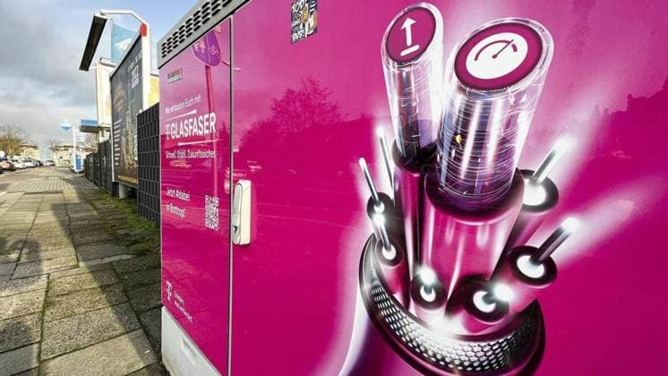Telekom Glasfaserausbau in Bottrop <p>Telekom-Glasfaser-Werbung, fotografiert am Dienstag, 10. Januar 2023, an der Hans-Sachs-Straße in Bottrop. Deutschland NRW Bottrop Copyright: ThomasxGödde NUR FÜR REDAKTIONELLE ZWECKE *** Telekom fiber optic rollout in Bottrop p Telekom fiber optic advertisement photographed on Tuesday, January 10, 2023, at Hans Sachs Straße in Bottrop Germany NRW Bottrop Copyright ThomasxGödde FOR EDITORIAL PURPOSES ONLY. Copyright: ThomasxGödde doc7ofhv78s6vt16e5fmln4 ,EDITORIAL USE ONLY