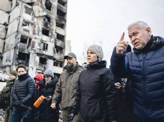 German Foreign Minister Annalena Baerbock Buendnis 90 Die Gruenen and the Mayor of Kharkiv, Ihor Terekhov, visit a destroyed housing estate in Kharkiv Kharkiv, 10 01 2023 Kharkiv Ukraine Copyright: xXanderxHeinlx