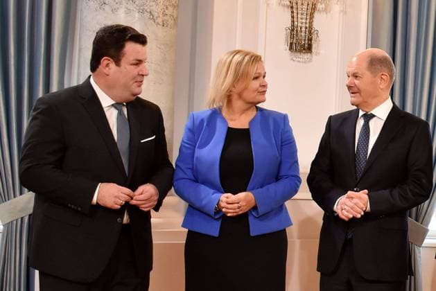 Bundesarbeitsminister Hubertus Heil, Bundesministerin des Innern Nancy Faeser und Bundeskanzler Olaf Scholz beim Neujahrsempfang für Repräsentanten des öffentlichen Lebens sowie engagierte Bürgerinnen und Bürger am 10.01.2023 im Schloss Bellevue in Berlin Neujahrsempfang im Schloss Bellvue mit Bundespräsident Frank Walter Steinmeier *** Federal Minister of Labor Hubertus Heil, Federal Minister of the Interior Nancy Faeser and Federal Chancellor Olaf Scholz at the New Years reception for representatives of public life and committed citizens on 10 01 2023 at Bellevue Palace in Berlin New Years reception at Bellvue Palace with Federal President Frank Walter Steinmeier 