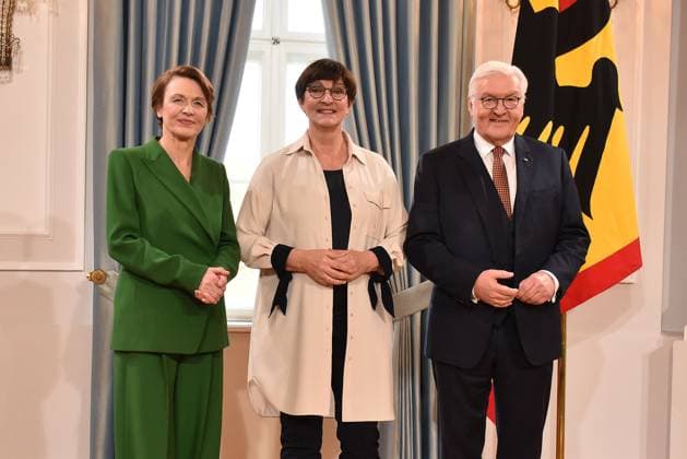 First Lady Elke Büdenbender, SPD Vorsitzende Saskia Esken und Bundespräsident Frank-Walter Steinmeier beim Neujahrsempfang für Repräsentanten des öffentlichen Lebens sowie engagierte Bürgerinnen und Bürger am 10.01.2023 im Schloss Bellevue in Berlin Neujahrsempfang im Schloss Bellvue mit Bundespräsident Frank Walter Steinmeier *** First Lady Elke Büdenbender, SPD Chairwoman Saskia Esken and Federal President Frank Walter Steinmeier at the New Years reception for representatives of public life and committed citizens on 10 01 2023 at Bellevue Palace in Berlin New Years reception at Bellvue Palace with Federal President Frank Walter Steinmeier 