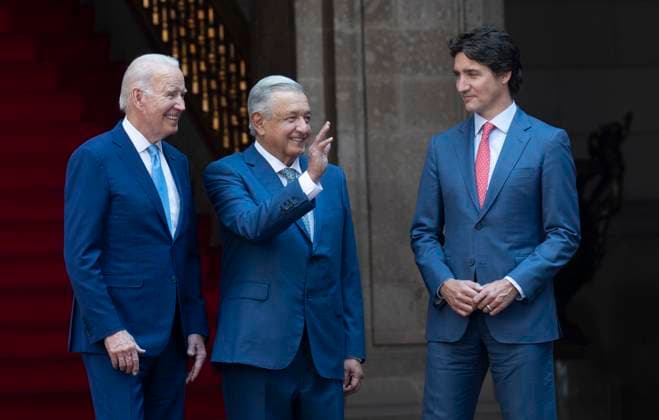 News Bilder des Tages January 10, 2023, Mexico City, Mexico: Mexican President Andres Manuel Lopez Obrador waves as he poses with United States President Joe Biden and Prime Minister Justin Trudeau for an official photo at the North American Leaders Summit Tuesday, January 10, 2023 in Mexico City, Mexico. Mexico City Mexico  - ZUMAc35_ 20230110_zaf_c35_029 Copyright: xAdrianxWyldx