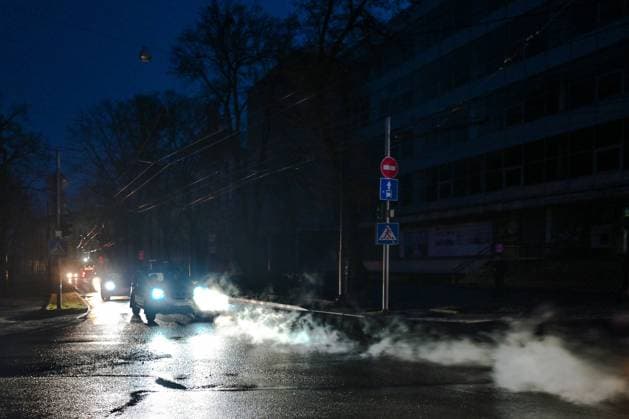 Daily Life In Lviv Traffic in a dark street during a power outage in the center of Lviv. On Monday, January 09, 2023, in Lviv, Lviv Oblast, Ukraine. Lviv Ukraine  Copyright: xArturxWidakx originalFilename: widak-dailylif230109_np25j.jpg