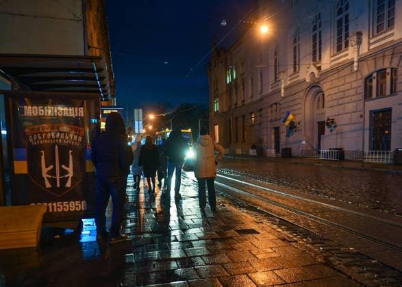 Daily Life In Lviv People waiting for a bus just after a couple of hours of a power outage in the center of Lviv. On Monday, January 09, 2023, in Lviv, Lviv Oblast, Ukraine. Lviv Ukraine  Copyright: xArturxWidakx originalFilename: widak-dailylif230109_npapP.jpg