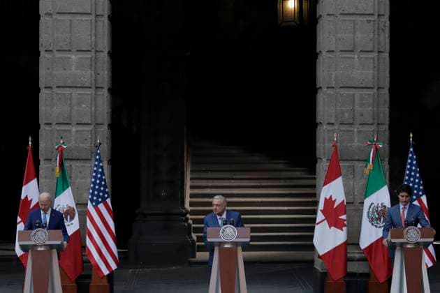 Message To The Media On The Occasion Of The X North American Leaders Summit Joe Biden, President of the United States; Andres Manuel Lopez Obrador, President of Mexico; and Justin Trudeau, Prime Minister of Canada, are saying goodbye at the National Palace in Mexico City, on January 10, 2023, during a message to the media on the occasion of their meeting at the 10th North American Leaders Summit, where they are discussing migration, economic and drug trafficking issues. Mexico City Mexico  Copyright: xGerardoxVieyrax originalFilename: vieyra-notitle230110_npudt.jpg