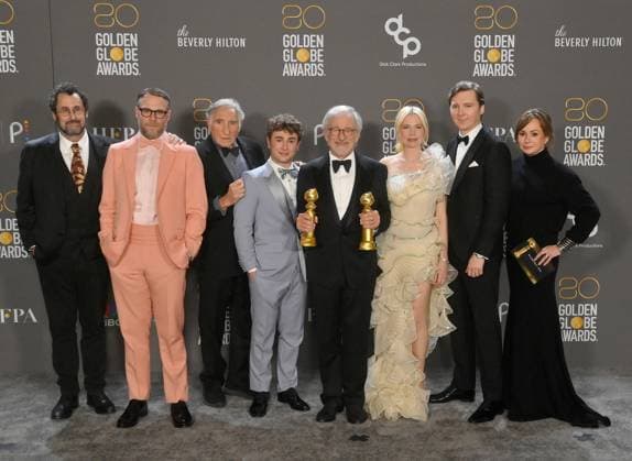 Bilder des Jahres 2023, Entertainment 01 Januar Entertainment Themen der Woche KW02 Entertainment Bilder des Tages (L-R) Tony Kushner, Seth Rogen, Judd Hirsch, Gabriel LaBelle, Steven Spielberg, Michelle Williams, Paul Dano, and Kristie Macosko Krieger appear backstage after winning the award for Best Picture - Drama for The Fabelmans during the 80th annual Golden Globe Awards at the Beverly Hilton in Beverly Hills, California on Tuesday, January 10, 2023.  LAP20230110406 JIMxRUYMEN