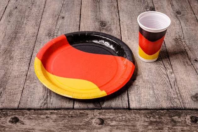 Disposable tableware in the colors black, red, gold, Disposable tableware in the colors black, red, gold, Disposable tableware in the colors black, red, gold, 25.11.2022, Copyright: xBumannUx Panthermedia33053582.jpg