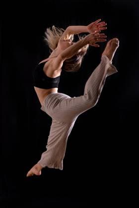 Junge Tänzerin im Studio Foto-Session mit einem schwarzen Hintergrund, Ballett, einen Sprung durchführen *** Boy Dancer at Studio Photo Session with a Black people Background, Ballet, a Jump Execute Copyright: imageBROKER/UnaixHuizi ibxuhu08946808.jpg ,model released, Symbolfoto ,property released