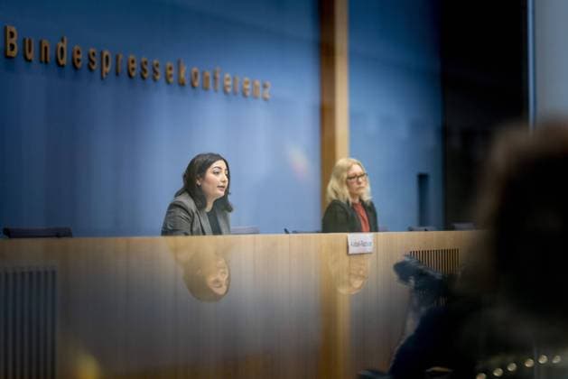 News Bilder des Tages Staatsministerin Reem Alabali-Radovan (SPD), MdB, Beauftragte der Bundesregierung fâˆöÂºr Migration, FlâˆöÂºchtlinge und Integration und Beauftragte fâˆöÂºr Antirassismus aufgenommen im Rahmen einer Pressekonferenz zum 13. Bericht - Lagebericht Rassismus in Deutschland: Ausgangslage, Handlungsfelder, Maâˆöünahmen in der Bundespressekonferenz. Berlin, 11.01.2023. Berlin Deutschland *** Minister of State Reem Alabali Radovan SPD , MdB, Federal Government Commissioner for Migration, Refugees and Integration and Commissioner for Anti-racism recorded at a press conference on the 13 Report Situation Report on Racism in Germany Initial Situation, Fields of Action, Measures in the Federal Press Conference Berlin, 11 01 2023 Berlin Germany. Copyright: xSebastianxRau photothek.dex