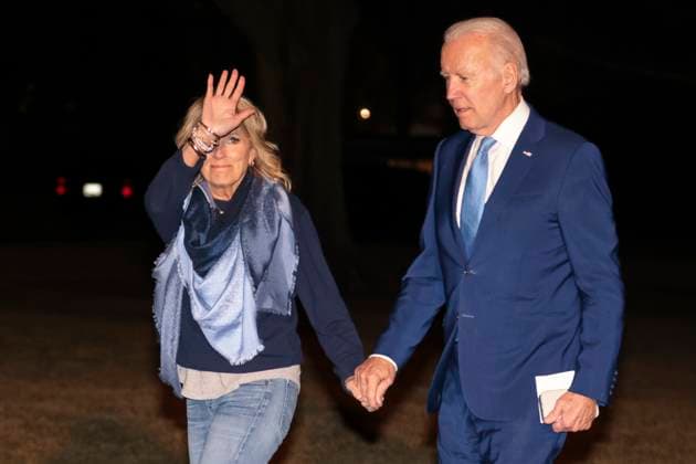First lady Dr. Jill Biden waves to the media as she and United States President Joe Biden and hands as they walk on the South Lawn of the White House in Washington, DC as they arrive from Mexico following the 10th North American Leaders? Summit on January 11, 2023. Copyright: xOliverxContrerasx xPoolxviaxCNPx MediaPunchx