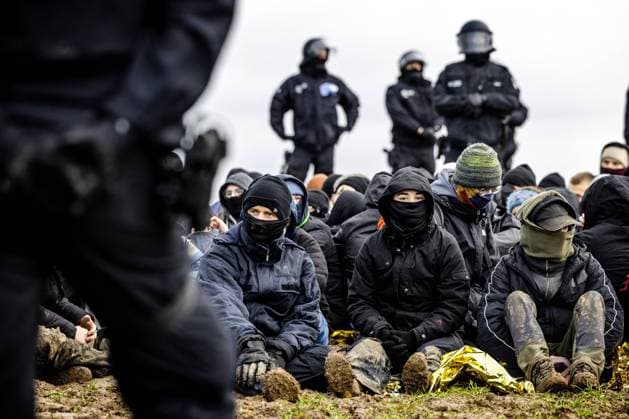 Bilder des Jahres 2023, News 01 Januar News Themen der Woche KW02 News Bilder des Tages LÜTZERATH - German police arrest activists in the occupied village of Lutzerath. Demonstrators have occupied the village because of the expansion of the neighboring lignite mine of energy giant RWE. The police think they will be busy for days and expect a lot of resistance. ANP Hollandse Hoogte Rob Engelaar netherlands out - belgium out *** LÜTZERATH German police arrest activists in the occupied village of Lutzerath Demonstrators have occupied the village because of the expansion of the neighboring lignite mine of energy giant RWE The police think they will be busy for days and expect a lot of resistance ANP Hollandse Hoogte Rob Engelaar netherlands out belgium out  Copyright: xx x460610566x originalFilename: 460610566.jpg