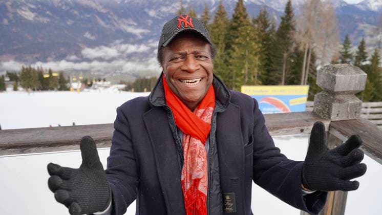 Bilder des Jahres 2023, Entertainment 01 Januar Entertainment Themen der Woche KW02 Entertainment Bilder des Tages 11.01.2023; Haus im Ennstal, Schladming, Steiermark, Österreich, Europa Fotoshooting und Besuch von Entertainer Legende Roberto Blanco im Schnee auf dem Hauser Kaibling. Auch wenn der 85. jähreige Kubaner Roberto Blanco selbst nie Ski gefahren ist, bezeichnet er sich selbst als Weltmeister im Apres Ski. Beim Konzert Event Karl Königs Gipfeltreffen am 01. und 02. April am Kreischberg wird der Promi gemeinsam mit der Musik Gruppe VoXXclub und anderen Künstlern bald im Schneeparadies Steiermark auftreten. *** 11 01 2023 Haus im Ennstal, Schladming, Styria, Austria, Europe Photo shoot and visit from entertainer legend Roberto Blanco in the snow on the Hauser Kaibling Even though the 85-year-old Cuban Roberto Blanco has never ski