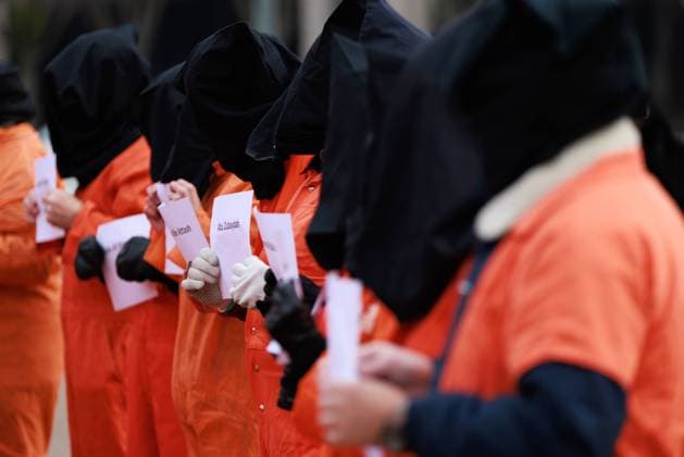 Bilder des Jahres 2023, News 01 Januar News Themen der Woche KW02 Guantanamo Bay Protest Near White House Demonstrators gather at the White House in Washington, D.C. on January 11, 2023, the 21st anniversary of the opening of the detention facility at Guantanamo Bay, to demand that it be closed. Washington, D.C. United States  Copyright: xBryanxOlinxDozierx originalFilename: dozier-guantana230111_npfM0.jpg