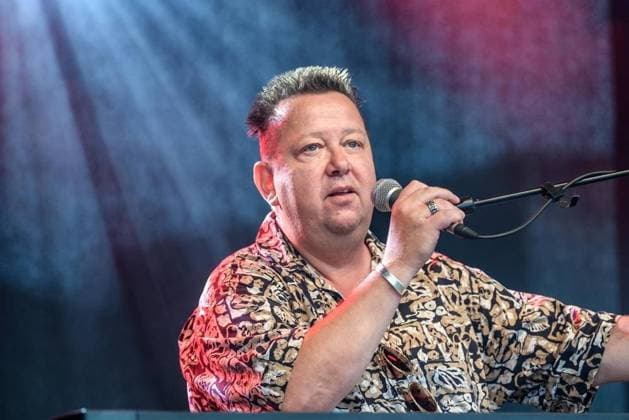 <p>Sebastian Krumbiegel, Mitglied der Band Die Prinzen , singt am Samstag, 15.02.2020, beim Fest der Demokratie auf dem Gelände des Autokinos am Flughafen Essen Mülheim an der Ruhr. Dieses hat die Oberbürgermeister-Kandidatin der SPD, Monika Griefahn, organisiert. Deutschland NRW Mülheim an der Ruhr Copyright: MartinxMöller