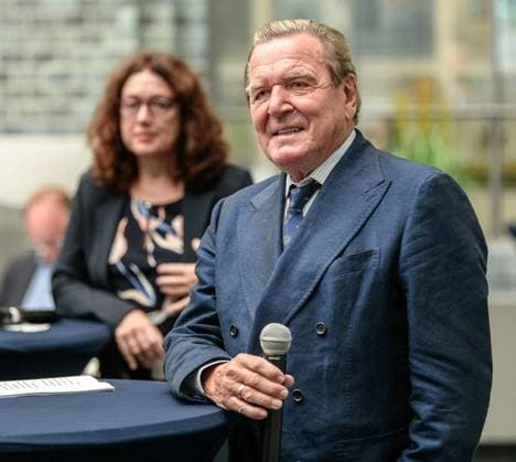 Business-Lunch mit Ex-Kanzler Gerhard Schröder in Mülheim an der Ruhr *** NUR FÜR REDAKTIONELLE ZWECKE *** EDITORIAL USE ONLY ***<p>Der ehemalige Bundeskanzler Gerhard Schröder (SPD) spricht am Donnerstag, 27.08.2020, bei einem Business-Lunch im Haus der Wirtschaft in Mülheim an der Ruhr. Eingeladen hat ihn Monika Griefahn, Kandidatin der SPD für das Oberbürgermeisteramt (im Hintergrund). Deutschland NRW Mülheim an der Ruhr Copyright: MartinxMöller *** Business Lunch with Ex Chancellor Gerhard Schröder in Mülheim to the Ruhr *** ONLY FOR EDITORIAL PURPOSE *** EDITORIAL USE ONLY *** P the former Federal Chancellor Gerhard Schröder SPD speaks on Thursday, 27 08 2020, at a Business Lunch at House the Economy in Mülheim to the Ruhr i Copyright: MartinxMöller doc7c2i6y5pd02hcse11ejn EDITORIAL USE ONLY