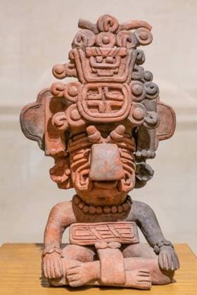 IMAGO Cultures of the world, Zapotec Kultur in Mexiko Pre-Hispanic Zapotec ceramic figure of a deity, possibly Cocijo, the Rain God. Museum of Oaxacan Culture, Oaxaca, Mexico. Oaxaca de Juarez Museum of Oaxacan Cultures Oaxaca Mexico Copyright: xJonxG.xFullerx xVWPicsx 6949-JGF-artifacts-Museum of Oaxacan Culture-MX