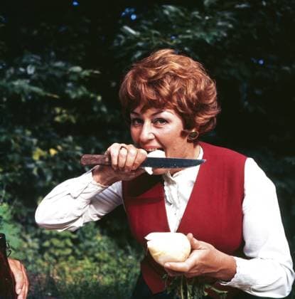 Elfie Pertramer Elfie Pertramer, deutsche Bühnen- und Filmschauspielerin, im Garten mit einer Quitte, Deutschland um 1970., Deutschland , Deutschland Copyright: FredxLindinger Nur redaktionelle Nutzung. Editorial usage only. LIN_7601001696 UnitedArchives EDITORIAL USE ONLY