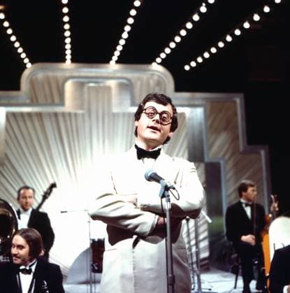 Sylvester-Show 1975 Sylvester-Show 1975, Unterhaltungsshow zum Jahreswechsel, Deutschland 1975, Mitwirkende: Pasadena Roof Orchestra mit Sänger John Pazz Parry, Deutschland , Deutschland Copyright: FredxLindinger Nur redaktionelle Nutzung. Editorial usage only. LIN_7601002021 UnitedArchives EDITORIAL USE ONLY