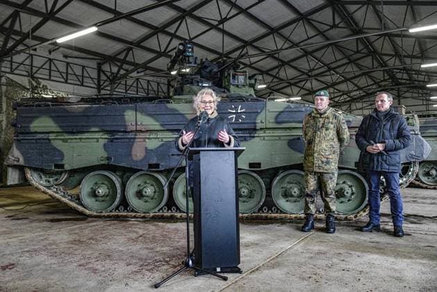 Bilder des Jahres 2023, News 01 Januar News Themen der Woche KW02 News Bilder des Tages Vorführung Schützenpanzer Marder *** NUR FÜR REDAKTIONELLE ZWECKE *** EDITORIAL USE ONLY ***<p>Soldaten des Panzergrenadierbataillons 371 zeigen in einer dynamischen Vorführung ihre Ausrüstung und, den Schützenpanzer Marder. Mit Christine Lambrecht (SPD), Bundesministerin der Verteidigung. Das Panzergrenadierbataillon 371 ist Teil der Panzergrenadierbrigade 37 Freistaat Sachsen. Diese ist Leitverband für die Landstreitkräfte der NATO Response Force (NRF) für die Jahre 2022-2024 und ist ein Teil der Nato-Speerspitze oder Very High Readiness Joint Task Force (VJTF), fotografiert am 12.Januar 2023 in Marienberg (Sachsen). Deutschland Sachsen Marienberg Copyright: MaurizioxGambarini *** Demonstration infantry fighting vehicle Mar Copyright: MaurizioxGambarini doc7ogjkrz48ygoivmj1x5 ,EDITORIAL USE ONLY