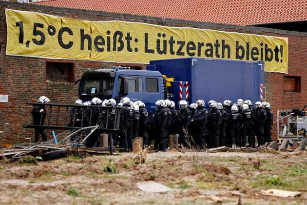 News Bilder des Tages Dritter Räumungstag im Ort Lützerath. Die Polizei fokussiert sich auf die Räumung der besetzten Häuser und Baumhäuser. Die Aktivisten verschanzen sich in den letzten Kletterkonstrukten, Baumhäusern und auf Dächern. Der Ort Lützerath soll zur Kohlegewinnung des Konzerns RWE abgebaggert werden. In den leerstehenden Häusern hatten sich lange schon Aktivisten verschiedener Gruppierungen verschanzt, die um den Ort kämpfen wollten. Lützerath, 12.01.2023 NRW Deutschland *** Third day of eviction in the village of Lützerath The police focus on the eviction of the occupied houses and tree houses The activists are entrenched in the last climbing constructions, tree houses and on roofs The village of Lützerath is to be dredged for coal extr Copyright: xChristophxHardtx
