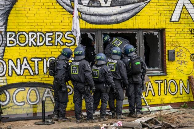 News Themen der Woche KW02 2. Tag der Räumung des Weilers Lützerath, besetzte Gebäude des ehemaligen Bauernhofs, von Klimaaktivisten am Braunkohle Tagebau Garzweiler 2, durch die Polizei, Erkelenz, NRW, Deutschland, Räumung Lützerath *** 2 Day of eviction of the hamlet of Lützerath, occupied buildings of the former farm, by climate activists at the open pit lignite mine Garzweiler 2, by the police, Erkelenz, NRW, Germany, eviction Lützerath